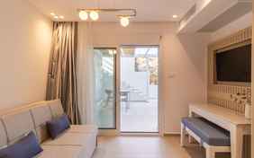 Seperater Wohnbereich mit Schlafsofa in der 2 Etagen Cave Suite